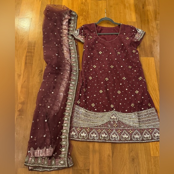 Gorgeous real crystal, handwork Pakistani Indian suit. Pics don’t do justice. - Picture 2 of 15